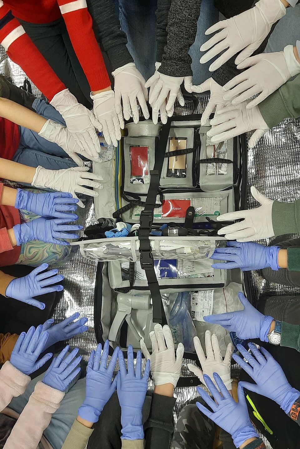 Kinderhände, die nach einem Notfallrucksack greifen